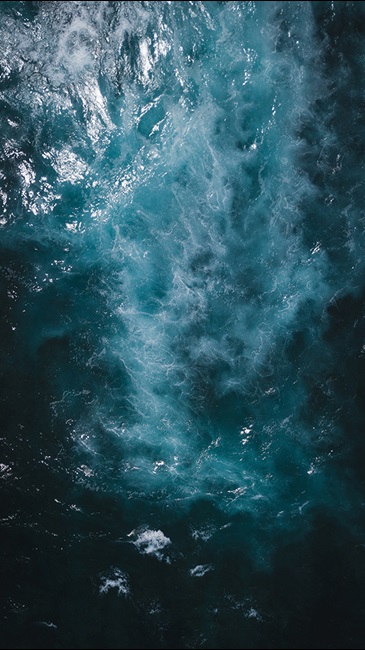 Dark blue water with wave currents